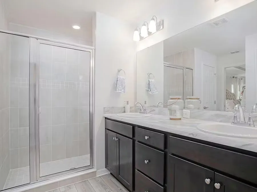 Spacious en-suite owner's bath in the Raychel model home