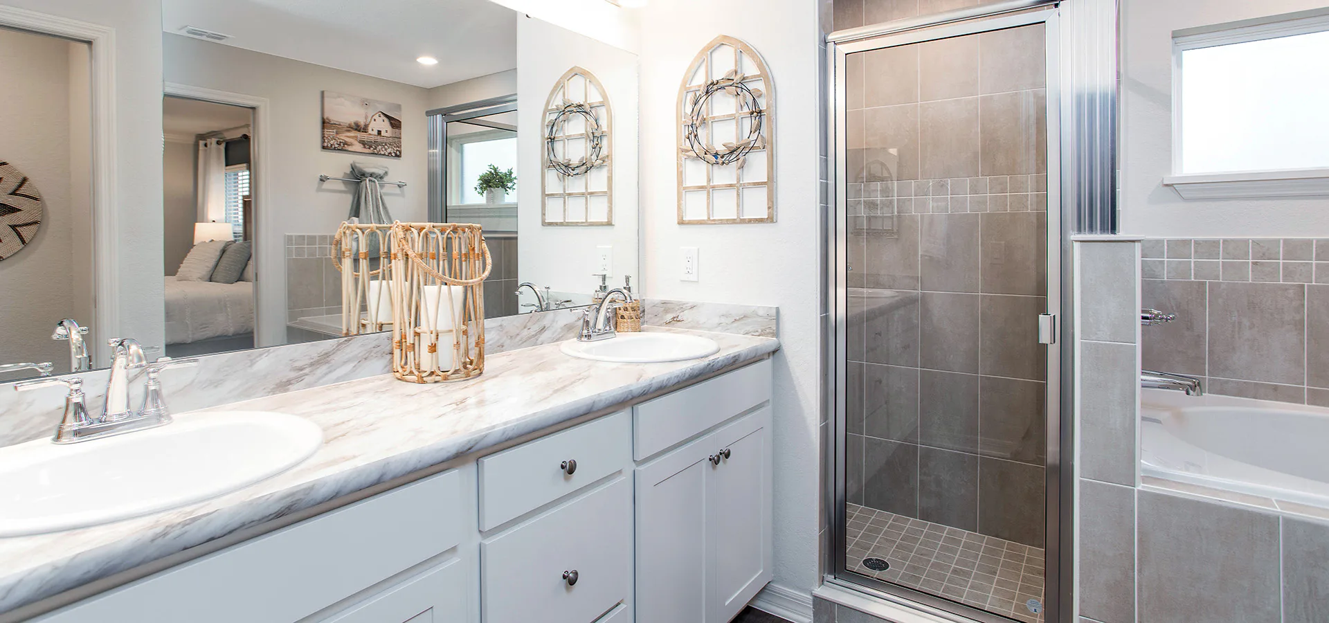 Spacious en-suite bath in Eagle Lake model home