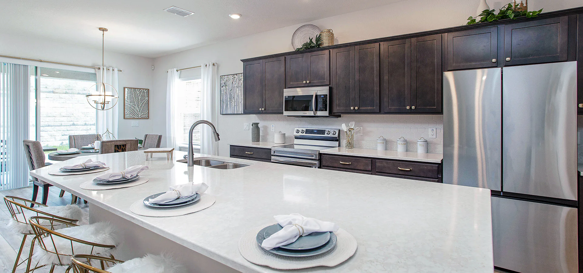 Kitchen with a large island with quartz counters