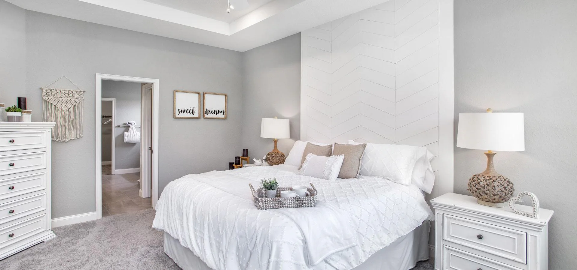 Large owner's suite in the Waylyn with en-suite bath and walk-in wardrobe, a new home plan by Highland Homes