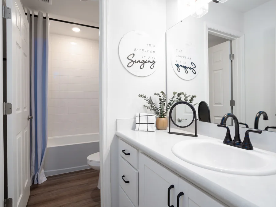 Room Aria - Hall Bath Page