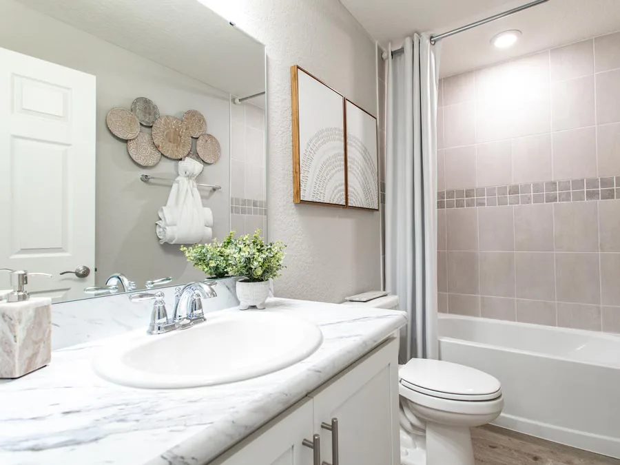 Room Amaryllis - Hall Bath Page
