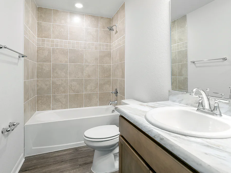 Room Amaryllis - Hall Bath Page