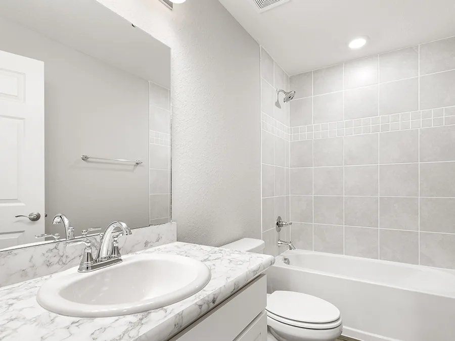Room Amaryllis - Hall Bath Page