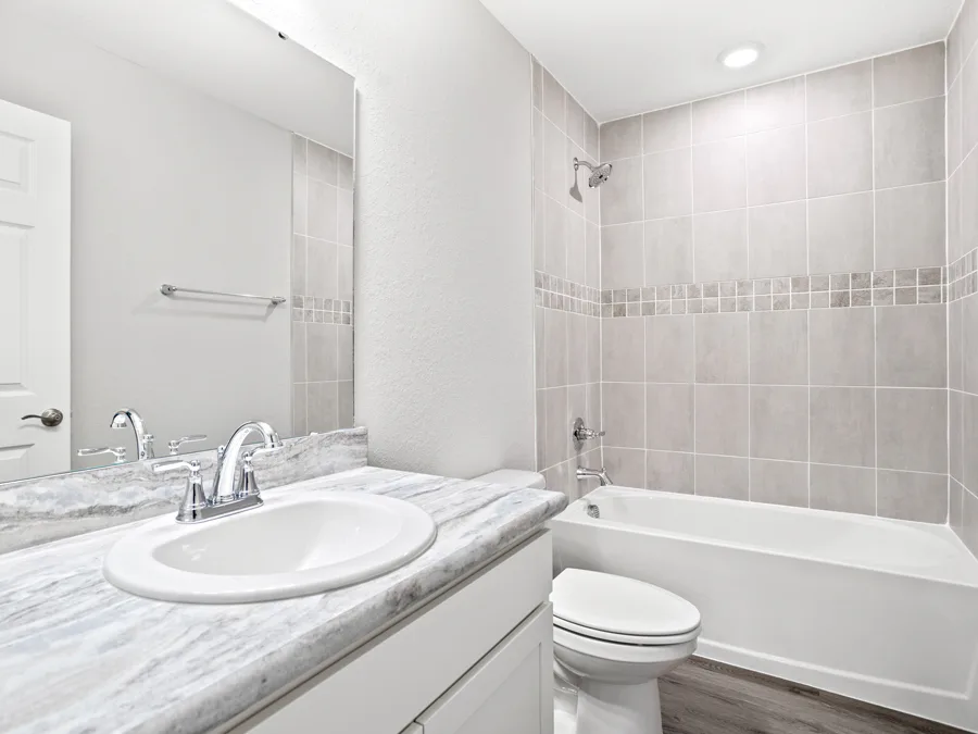 Room Amaryllis - Hall Bath Page