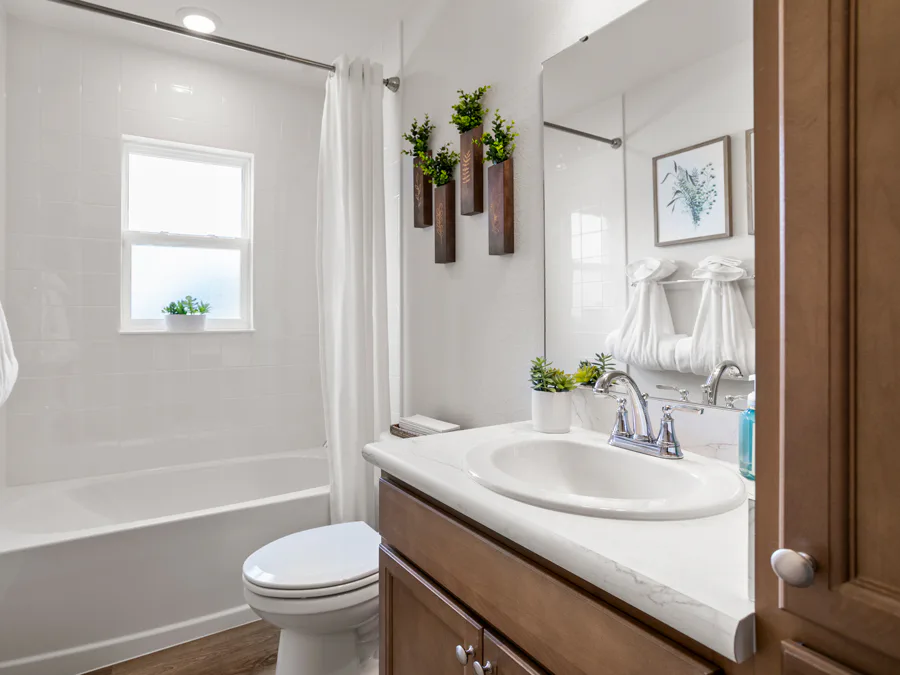 Room Peyton - Hall Bath Page
