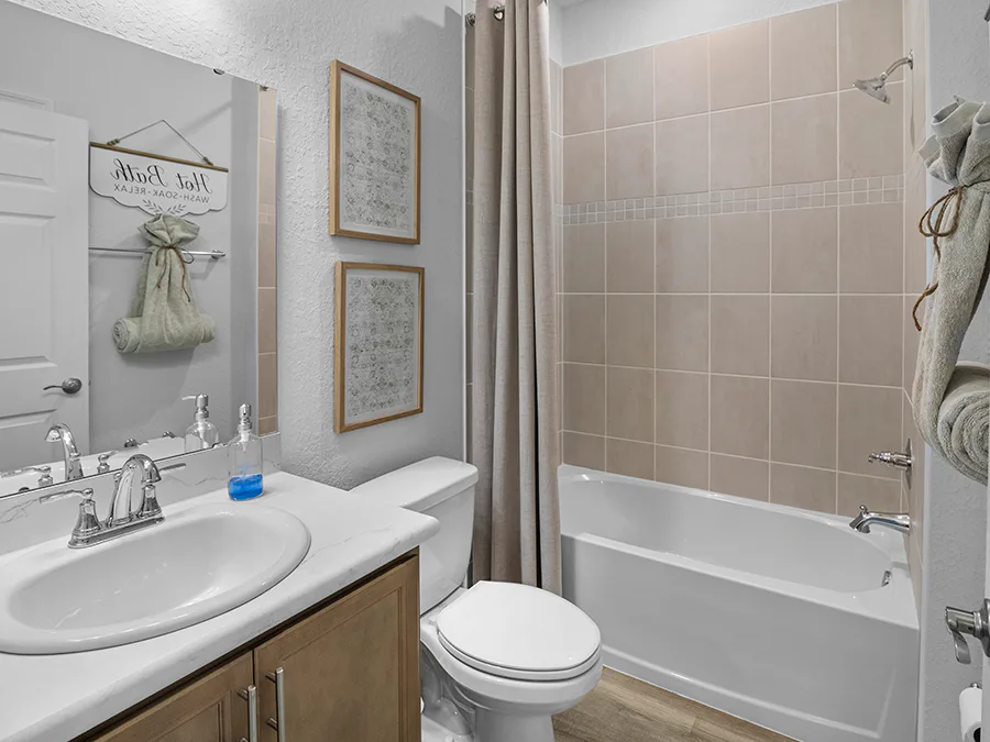 Room Summerlyn II - Hall Bath Page