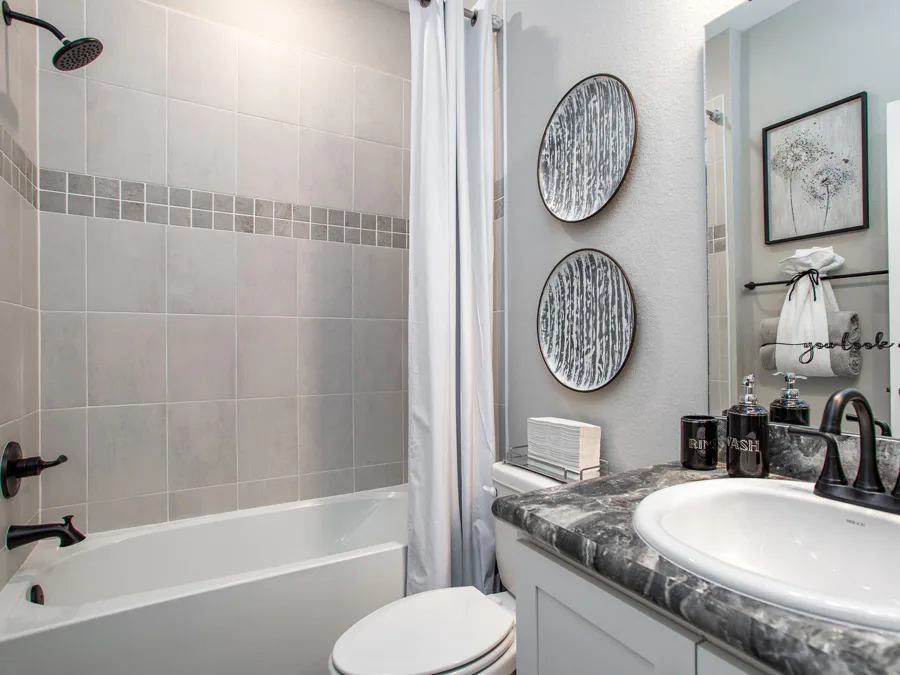 Room Summerlyn - Hall Bath Page