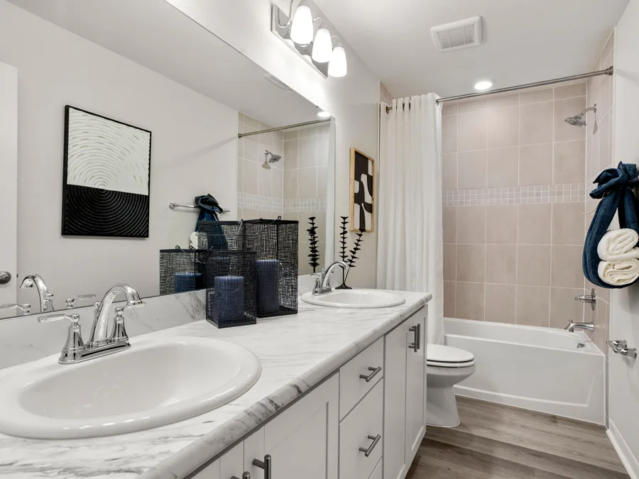 Room Catalina - Hall Bath Page