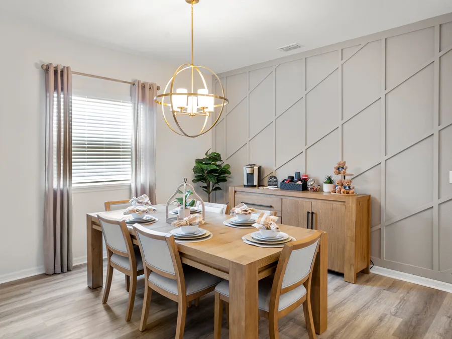 Room Summerlyn II - Dining Room Page