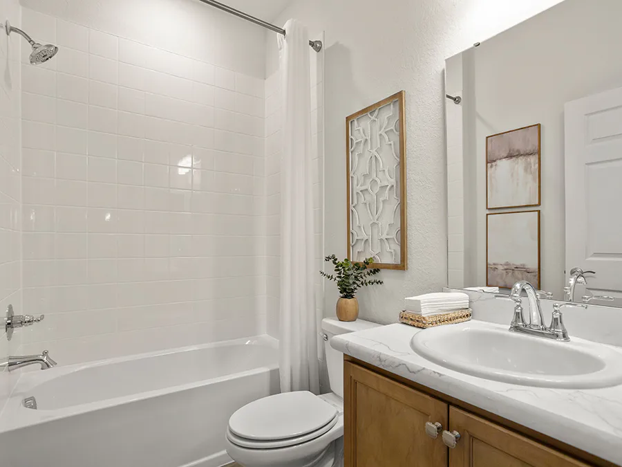 Room Summerlyn II - Hall Bath Page
