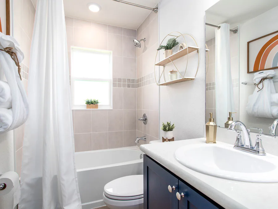 Room Parker - Hall Bath Page