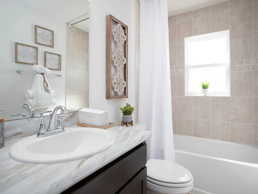 Room Raychel - Hall Bath Page