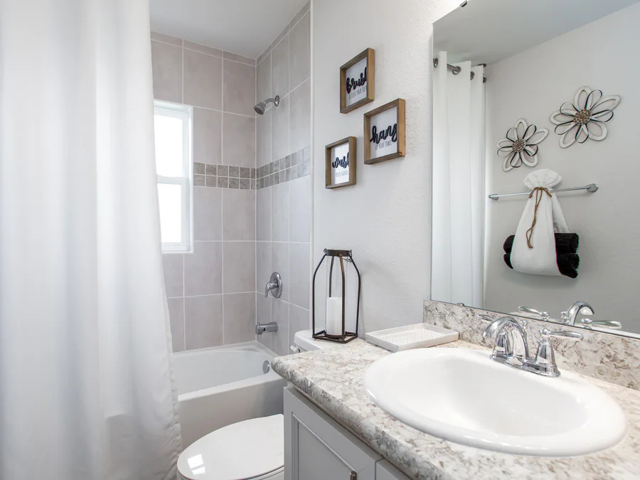 Room Raychel - Hall Bath Page