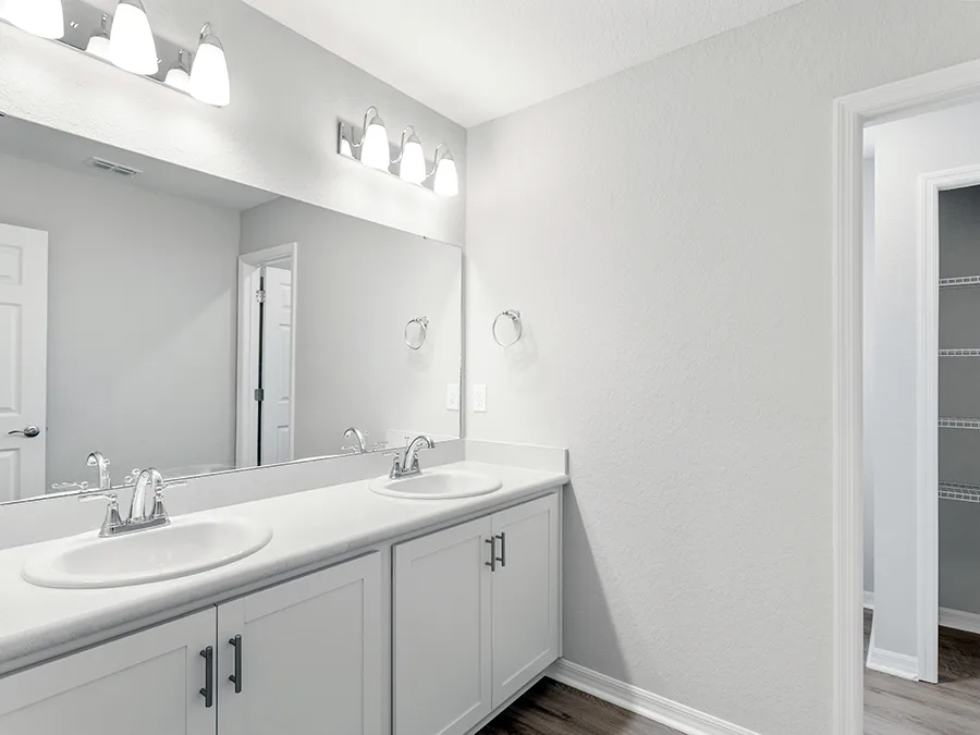 Room Sydney II - Hall Bath Page