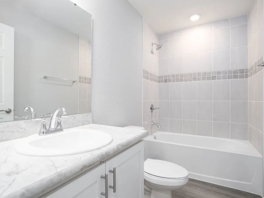 Room Amaryllis - Hall Bath Page