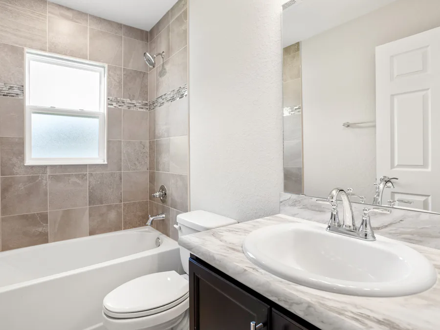Room Ryleigh - Hall Bath Page