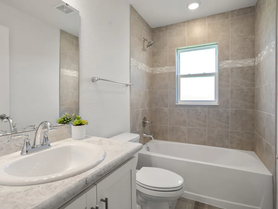 Room Ryleigh - Hall Bath Page