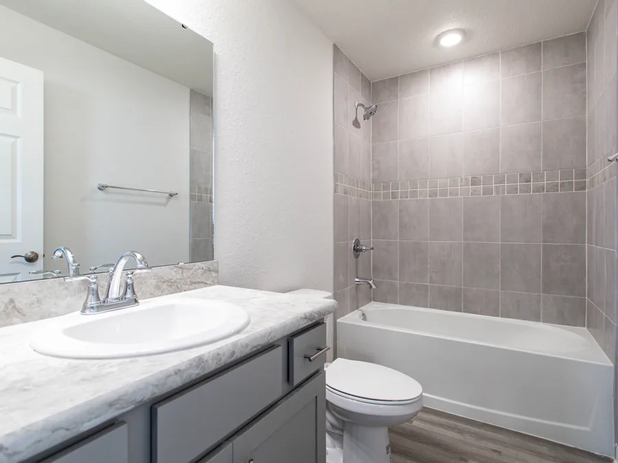 Room Amaryllis - Hall Bath Page