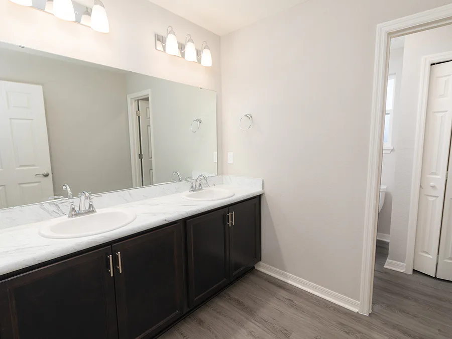 Room Sydney II - Hall Bath Page