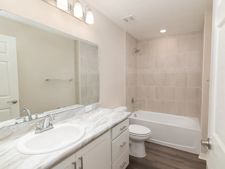 Room Bgonia - Hall Bath Page