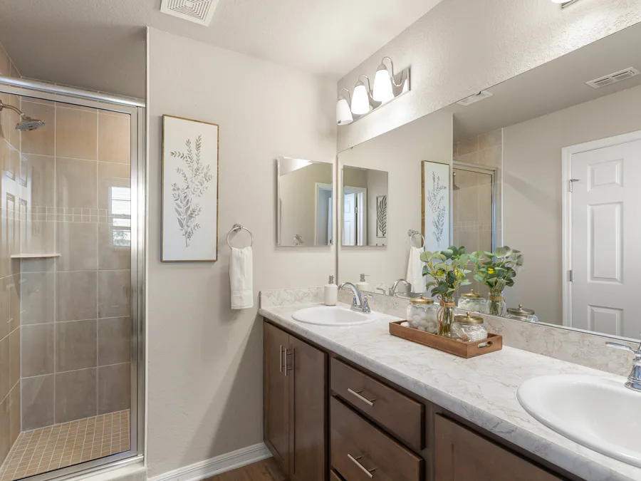 Room Mariposa - Owner's Bath Page